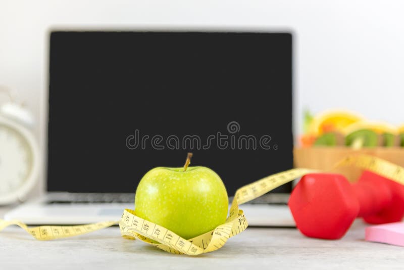 Stänga grönäpple och bandmått. hälsosam skorpa för kostplanering för arbete på kontoret. royaltyfri fotografi