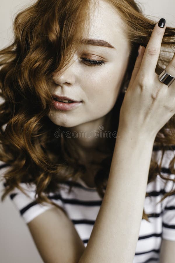 Stängande porträtt av sensuell ingerdam med brun makeup. Inomhusfoto av glad kvinnlig modellleki royaltyfria bilder