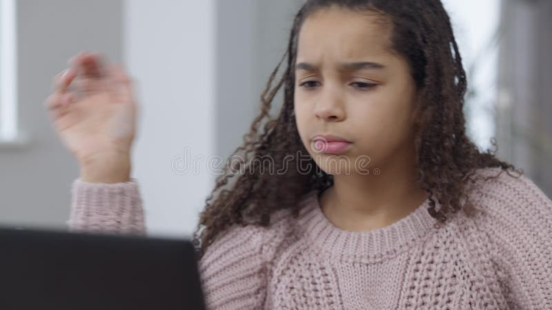 Stängande porträtt av uttröttad afrikansk amerikan-söt flicka som somnar framför den bärbara datorn och tittar på onlinekursen stock video
