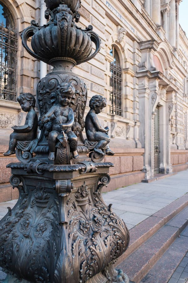 Stängande skulptur av en liten ängel på gatulampa nära statsuniversitetet i stieglitz. arkitekt. mesmakare. royaltyfri foto Stängande skulptur av en liten ängel på gatulampa nära statsuniversitetet i stieglitz. arkitekt. mesmakare. royaltyfri foto