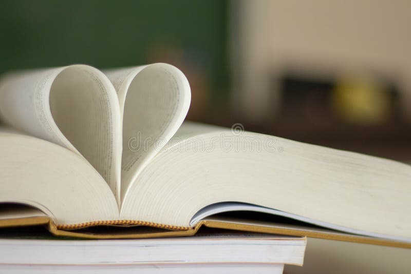 Stängd hjärtaform från boken arkivfoton Stängd hjärtaform från boken arkivfoton