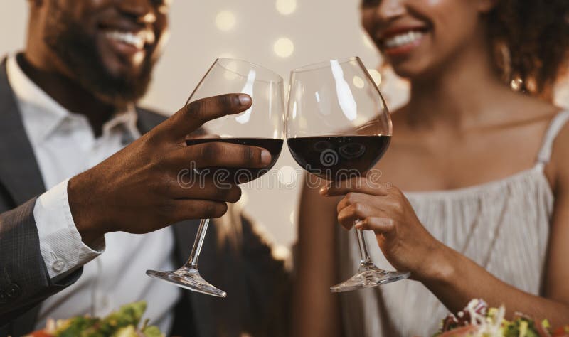 Stängning av afrikanskt par med rött vin arkivfoto