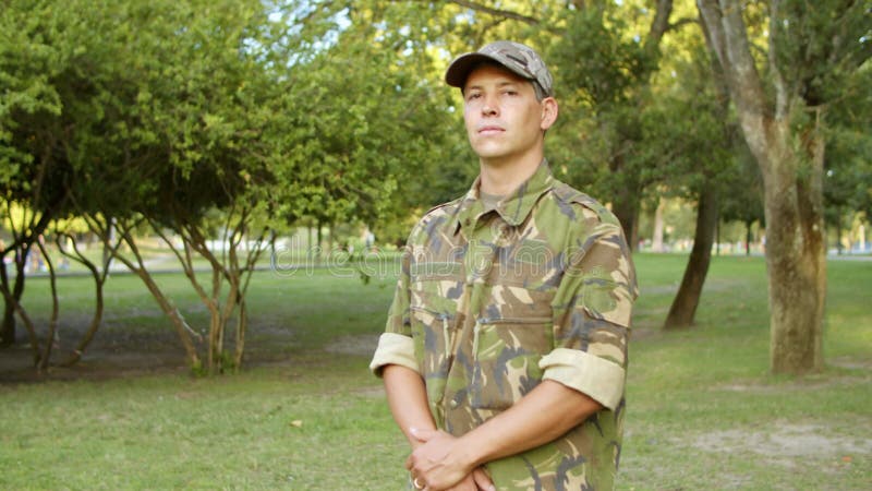 Stängning av allvarligt manligt skydd i militärt kamouflage