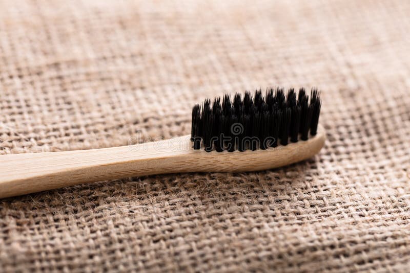 Stängning av bamboosborstborste royaltyfri bild