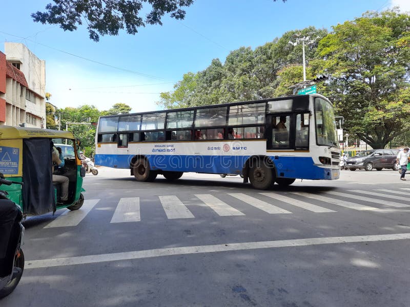 Stängning av en blå buss av typen BMTC som korsar vägen i en nätkallappa-cirkel nära den basavanagudi-polisstationen Kr-marknadens
