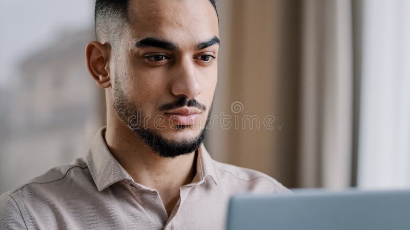 Stängning av en handledare med lugn arabisk affärsman, historiker med frilansare webbdesigner som skriver e-post på en bärbar dato arkivfoton