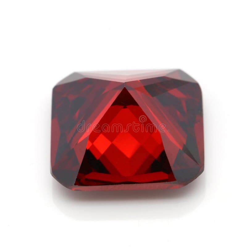 Stängning av en röd ruby-gemstone isolerad på vit botten royaltyfri fotografi