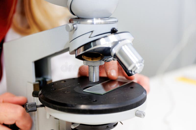 Stängning av ett mikroskop i laboratorium som används för vetenskaplig eller medicinsk forskning och analys. royaltyfria bilder