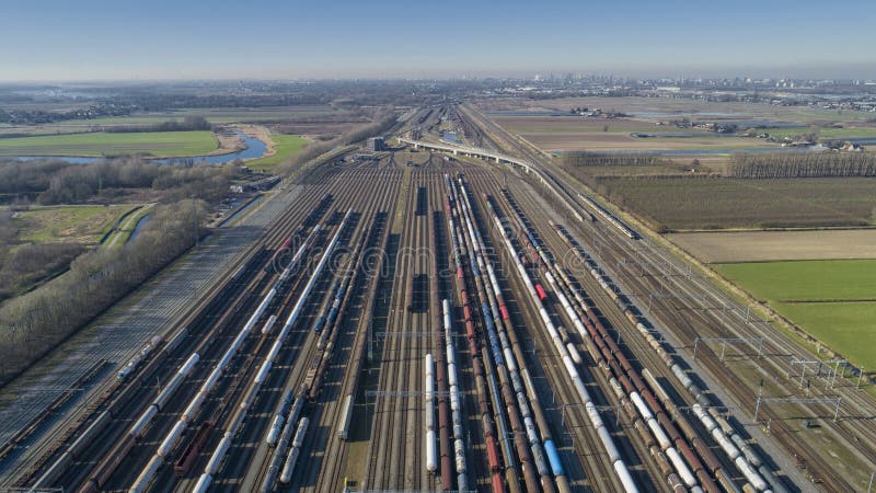 Stängning av godståg Aeralsikt över färgstarka godståg på järnvägsstationen Godsvagnar med gods på järnväg royaltyfria bilder Stängning av godståg Aeralsikt över färgstarka godståg på järnvägsstationen Godsvagnar med gods på järnväg royaltyfria bilder