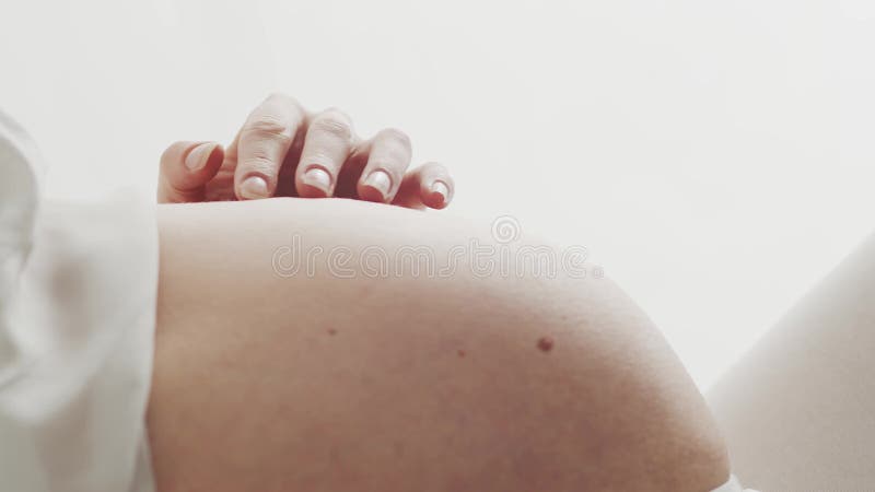 Stängning av gravid kvinna som rör hennes mage. moderskap och förväntat moderskap stock video