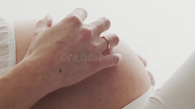 Stängning av gravid kvinna som rör hennes mage. moderskap och förväntat moderskap lager videofilmer