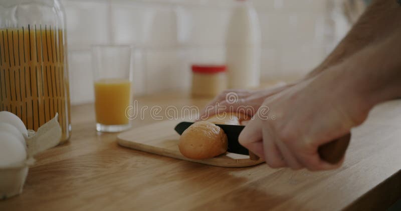 Stängning av handhuggande bröd med kniv och huggskivor i köket hemma