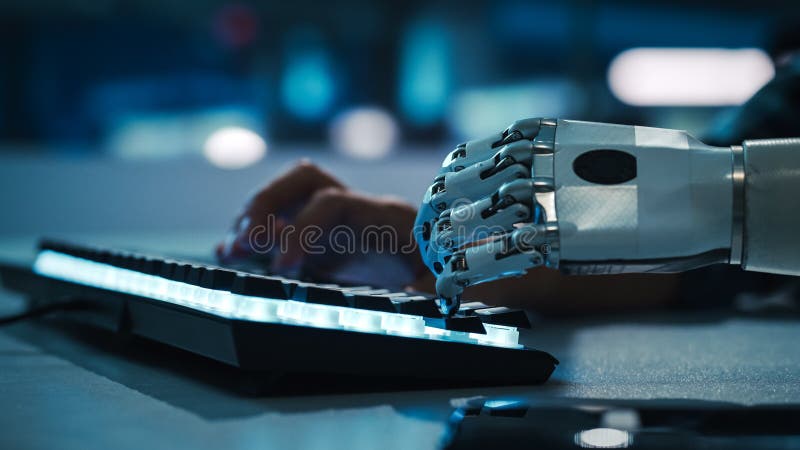 Stängning av händer : programmerare med funktionsnedsättning som använder protesarm för att arbeta med bakgrundsbelyst dator royaltyfri foto