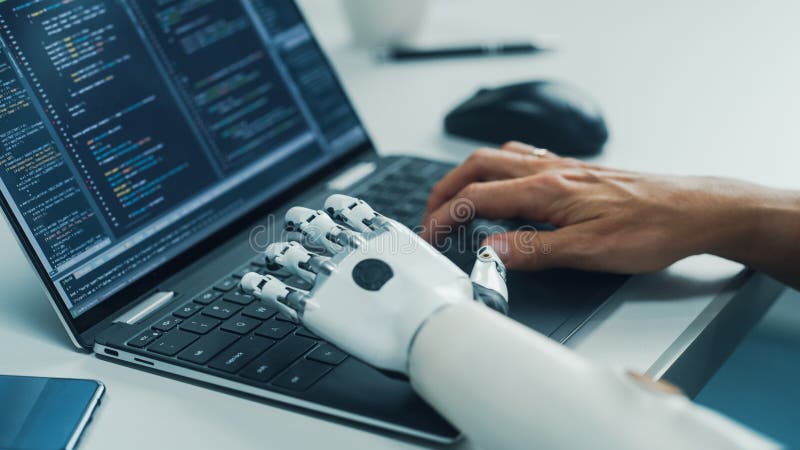 Stängning av händer : programmerare med funktionsnedsättning som använder protesarm för att arbeta på en bärbar dator arkivbilder