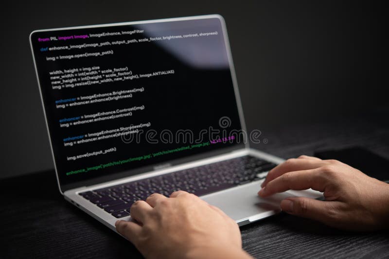 Stängning av händer som kodar på en bärbar dator som visar programmeringsgränssnittet. representerar programutvecklingsteknik. läm arkivfoto