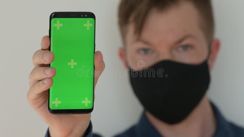 Stängning av människor som håller mobiltelefon med kopieringsutrymmesfokus på telefon arkivfilmer