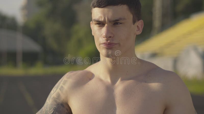 Stängning av stilig brunette sportsman dricksvatten och utträde ur. Anvisningar om seriös utbildning av kaukasisk man under sommar stock video