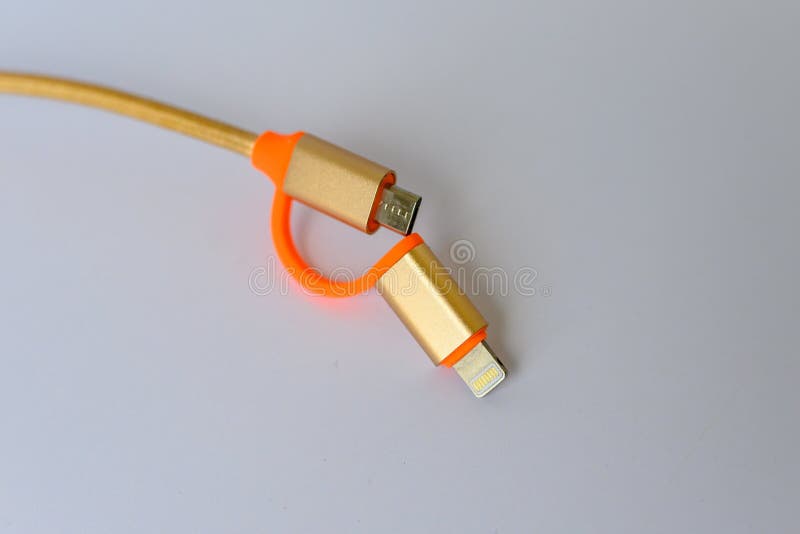 Stängningsbild av en sladd på en vit yta fotografering för bildbyråer