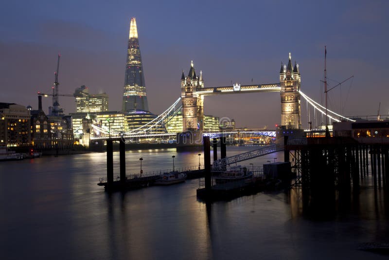 Stå hög överbryggar och skärvan i London som är upplyst på natten arkivbilder Stå hög överbryggar och skärvan i London som är upplyst på natten arkivbilder