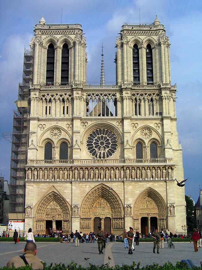 Stå högt Notre Dame Cathedral, Paris royaltyfria foton Stå högt Notre Dame Cathedral, Paris royaltyfria foton