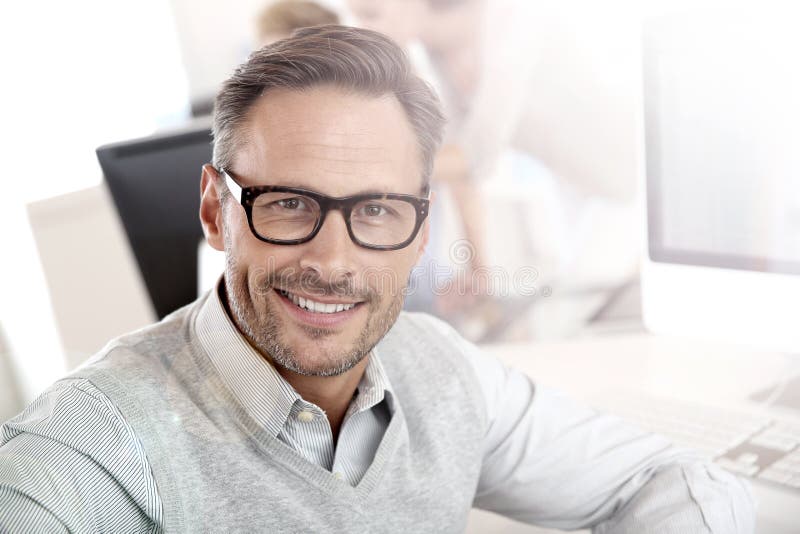 Stående av att le affärsmannen på arbete arkivfoto Stående av att le affärsmannen på arbete arkivfoto