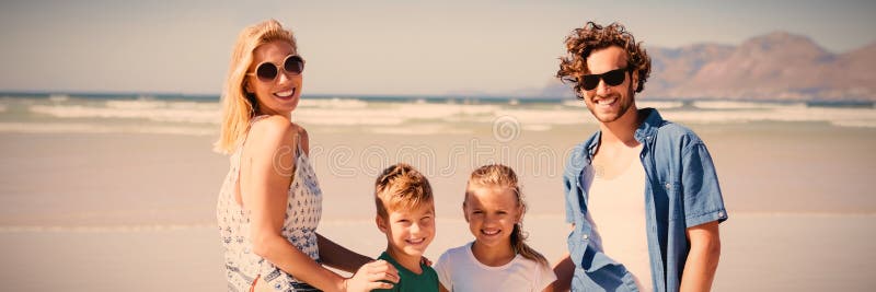 Stående av att le familjanseende på stranden arkivfoto Stående av att le familjanseende på stranden arkivfoto