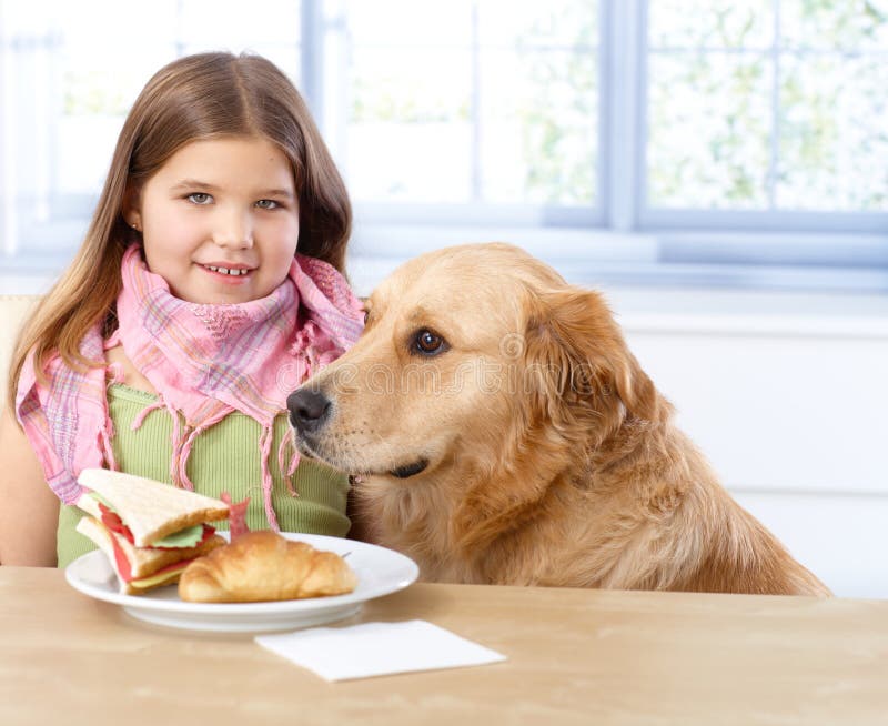 Stående av att le för liten flicka och för hund royaltyfri foto Stående av att le för liten flicka och för hund royaltyfri foto