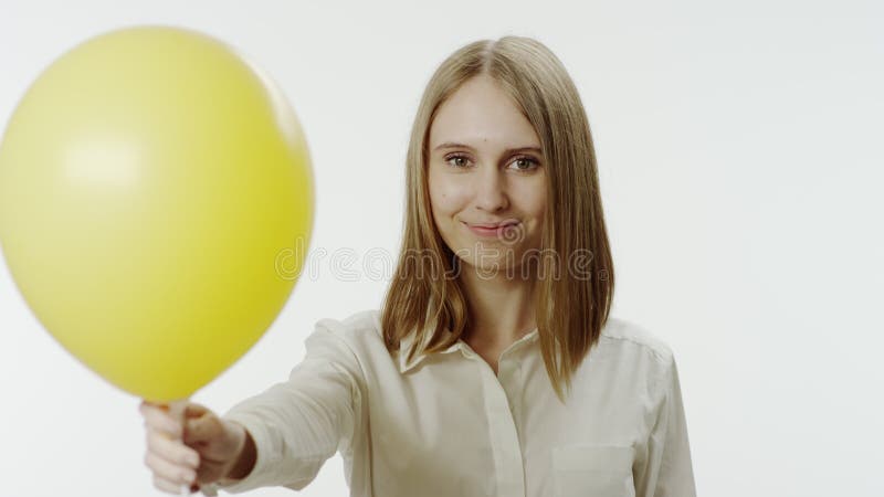 Stående av att le kvinnan med den gula ballongen