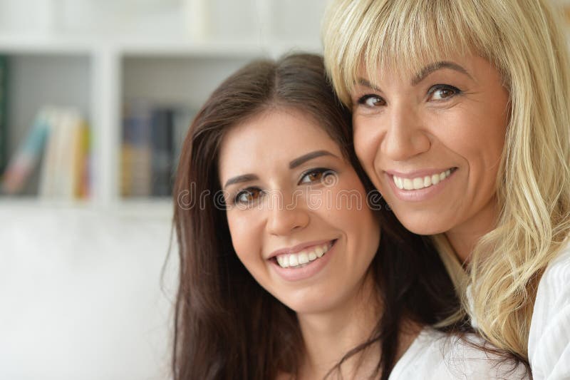 Porträtt av en leende mamma och dotter arkivfoto