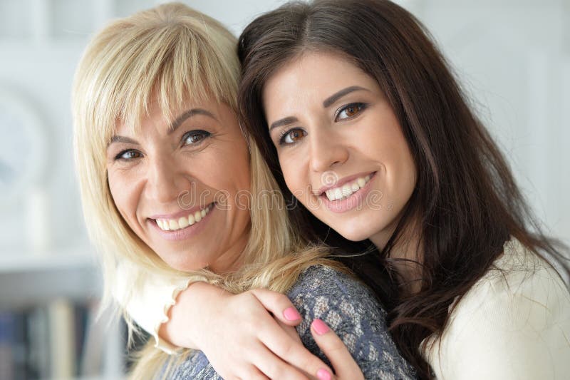 Porträtt av en leende mamma och dotter arkivfoto