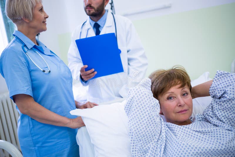 Stående av att le patienten som ligger på säng royaltyfria bilder Stående av att le patienten som ligger på säng royaltyfria bilder