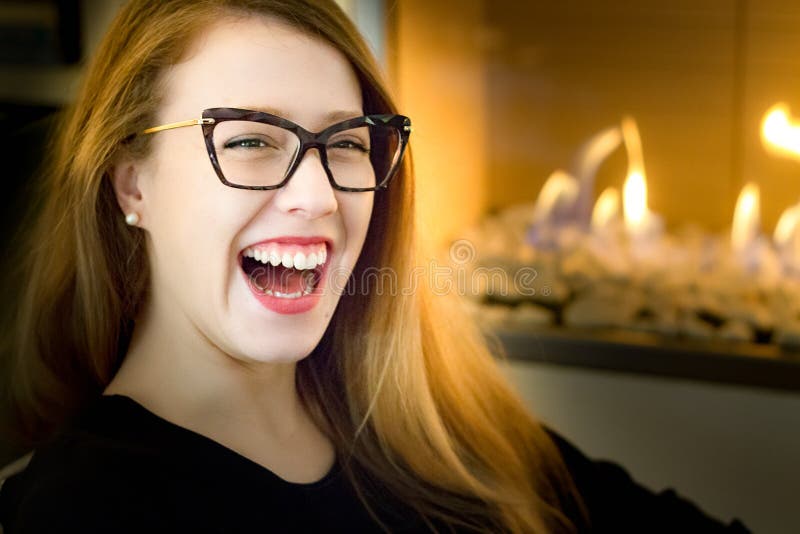 Stående av bärande glasögon för en ung blond kvinna som skrattar, I fotografering för bildbyråer Stående av bärande glasögon för en ung blond kvinna som skrattar, I fotografering för bildbyråer