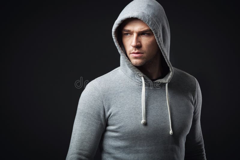 Stående av coolt att se den unga grabben i sportswear royaltyfri fotografi Stående av coolt att se den unga grabben i sportswear royaltyfri fotografi