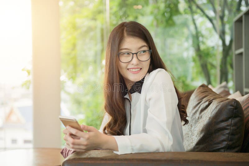 Stående av den asiatiska sexiga affärskvinnan med en bärbar dator royaltyfri bild Stående av den asiatiska sexiga affärskvinnan med en bärbar dator royaltyfri bild