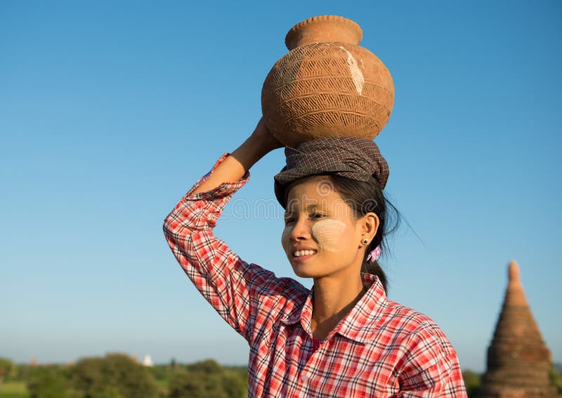 Stående av den asiatiska traditionella kvinnliga bonden royaltyfri bild Stående av den asiatiska traditionella kvinnliga bonden royaltyfri bild