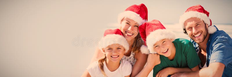 Stående av den bärande jultomtenhatten för lycklig familj på stranden arkivfoton Stående av den bärande jultomtenhatten för lycklig familj på stranden arkivfoton
