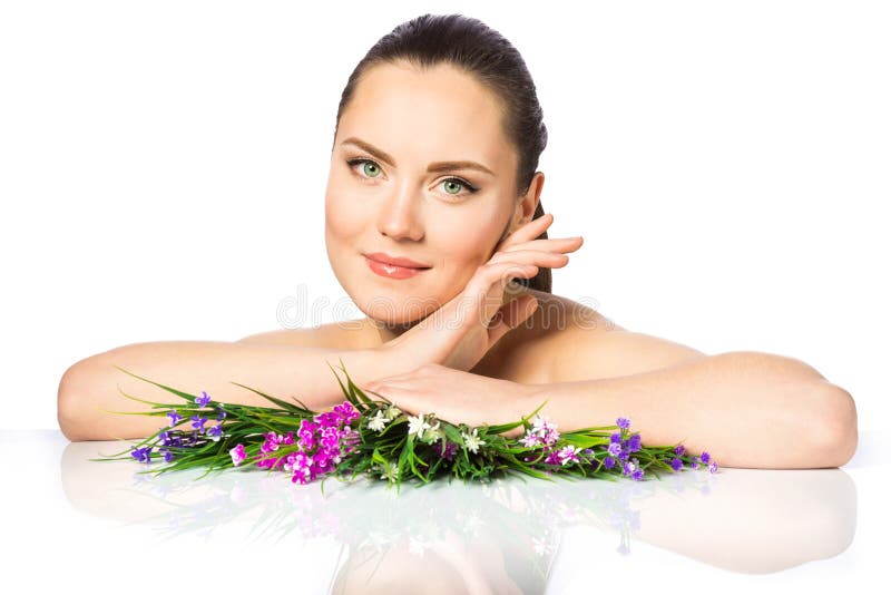 Stående av den härliga kvinnan i vårblommor arkivbild Stående av den härliga kvinnan i vårblommor arkivbild