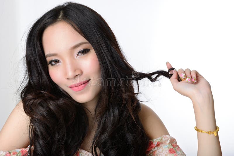 Stående av den härliga le sunda asiatiska långa hårkvinnan arkivfoto Stående av den härliga le sunda asiatiska långa hårkvinnan arkivfoto