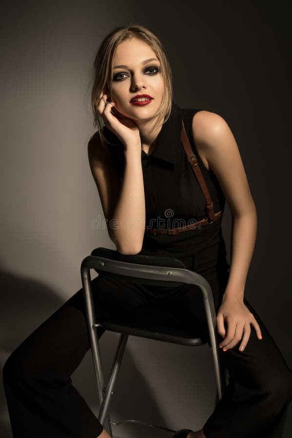 Stående av den härliga modellen i modekläder arkivbilder