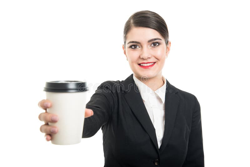 Stående av den härliga stewardessen som erbjuder den takeaway kaffekoppen fotografering för bildbyråer Stående av den härliga stewardessen som erbjuder den takeaway kaffekoppen fotografering för bildbyråer