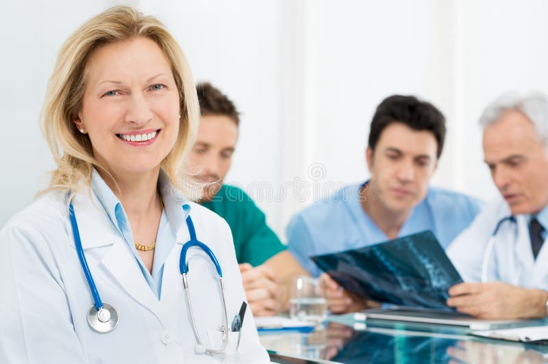 Stående av den höga kvinnliga doktorn fotografering för bildbyråer Stående av den höga kvinnliga doktorn fotografering för bildbyråer