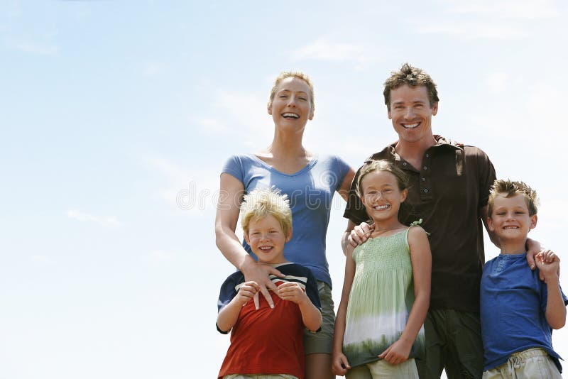 Stående av den lyckliga familjen utomhus arkivfoton Stående av den lyckliga familjen utomhus arkivfoton