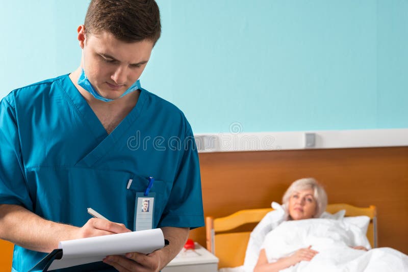 Stående av den manliga doktorn i likformign som bär en maskering som gör något inget fotografering för bildbyråer Stående av den manliga doktorn i likformign som bär en maskering som gör något inget fotografering för bildbyråer
