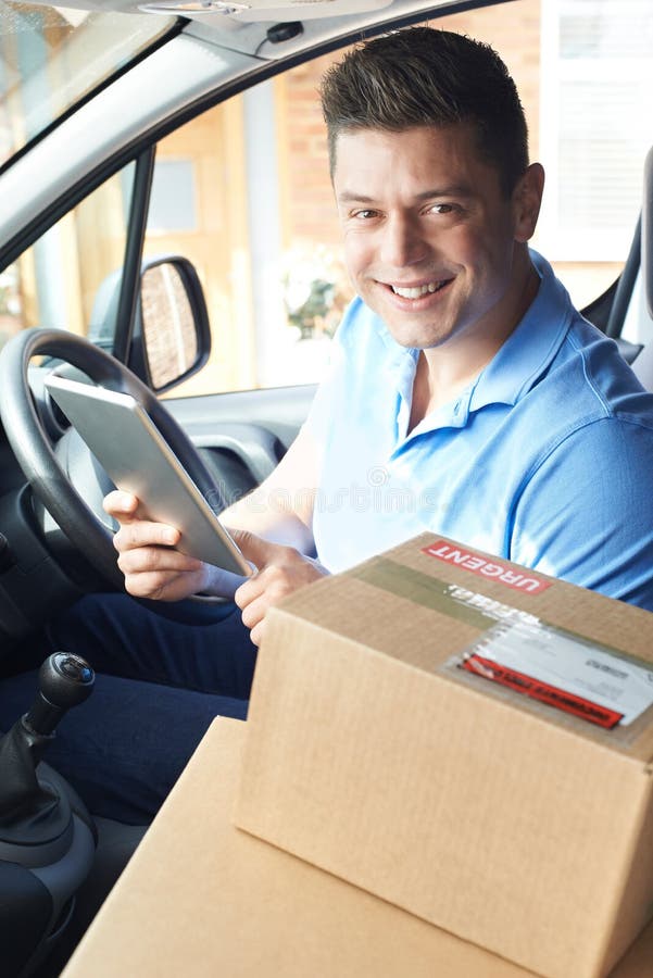 Stående av den manliga kuriren In Van With Digital Tablet Delivering Packag arkivfoton Stående av den manliga kuriren In Van With Digital Tablet Delivering Packag arkivfoton