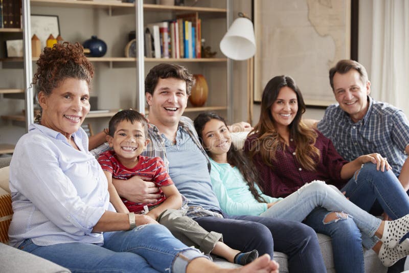 Stående av den mång- utvecklingsfamiljen som kopplar av på Sofa At Home Together royaltyfri foto Stående av den mång- utvecklingsfamiljen som kopplar av på Sofa At Home Together royaltyfri foto