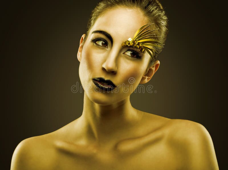 Stående av den sexuella härliga flickan med lyxig guld- makeup arkivbilder Stående av den sexuella härliga flickan med lyxig guld- makeup arkivbilder