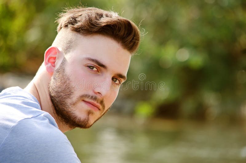 Stående av den stiliga unga mannen utomhus i natur royaltyfri fotografi Stående av den stiliga unga mannen utomhus i natur royaltyfri fotografi