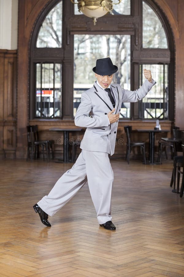 Stående av den säkra manliga dansaren Performing Tango fotografering för bildbyråer Stående av den säkra manliga dansaren Performing Tango fotografering för bildbyråer