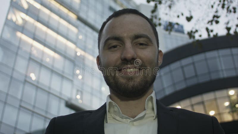Stående av den unga affärsmannen på kontorsbyggnadbakgrund Caucasian man med att le för skägg arkivbilder Stående av den unga affärsmannen på kontorsbyggnadbakgrund Caucasian man med att le för skägg arkivbilder