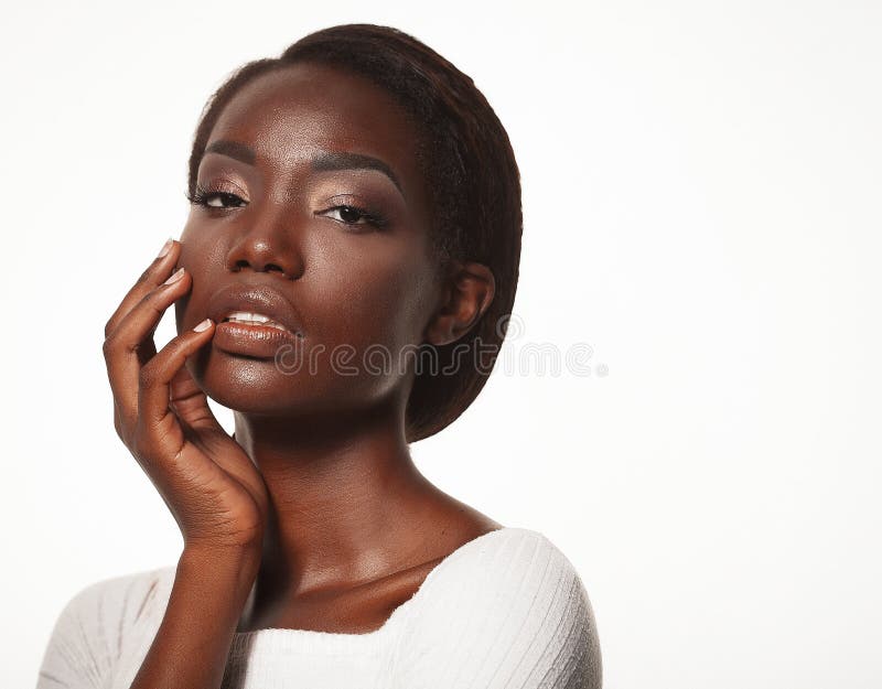 Stående av den unga afrikanska modellen med en härlig makeup i studio royaltyfri bild Stående av den unga afrikanska modellen med en härlig makeup i studio royaltyfri bild